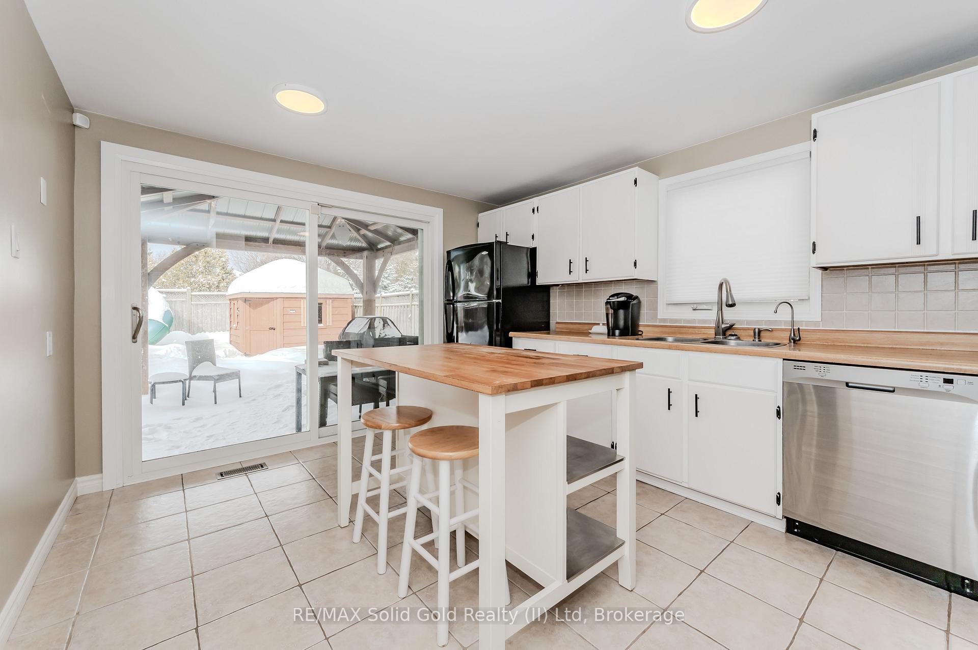 Photo 11 of 74 Rolling Meadows Drive, Kitchener — HOMEH