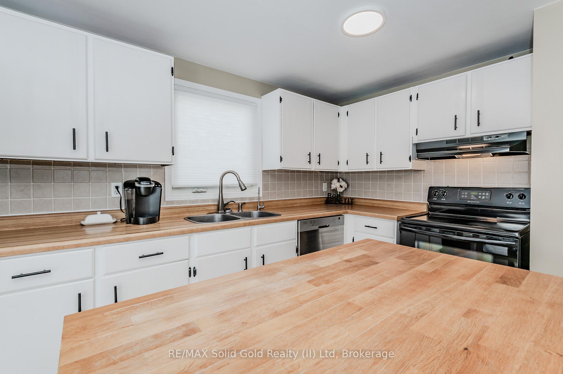 Photo 12 of 74 Rolling Meadows Drive, Kitchener — HOMEH