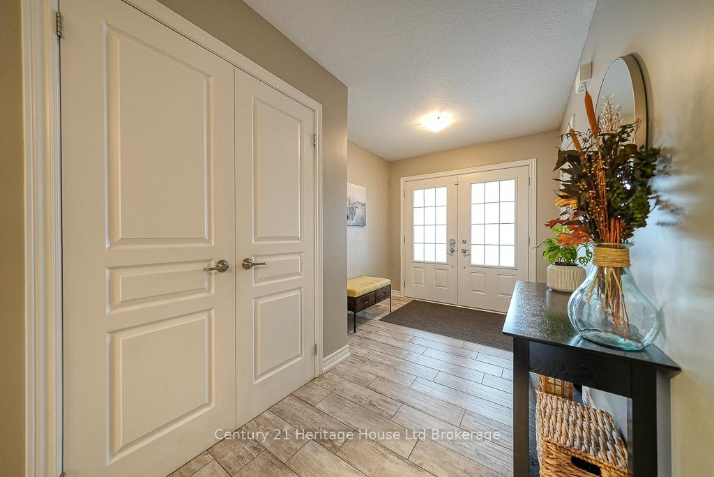 Photo 4 of 703 Robert Ferrie Drive, Kitchener — HOMEH