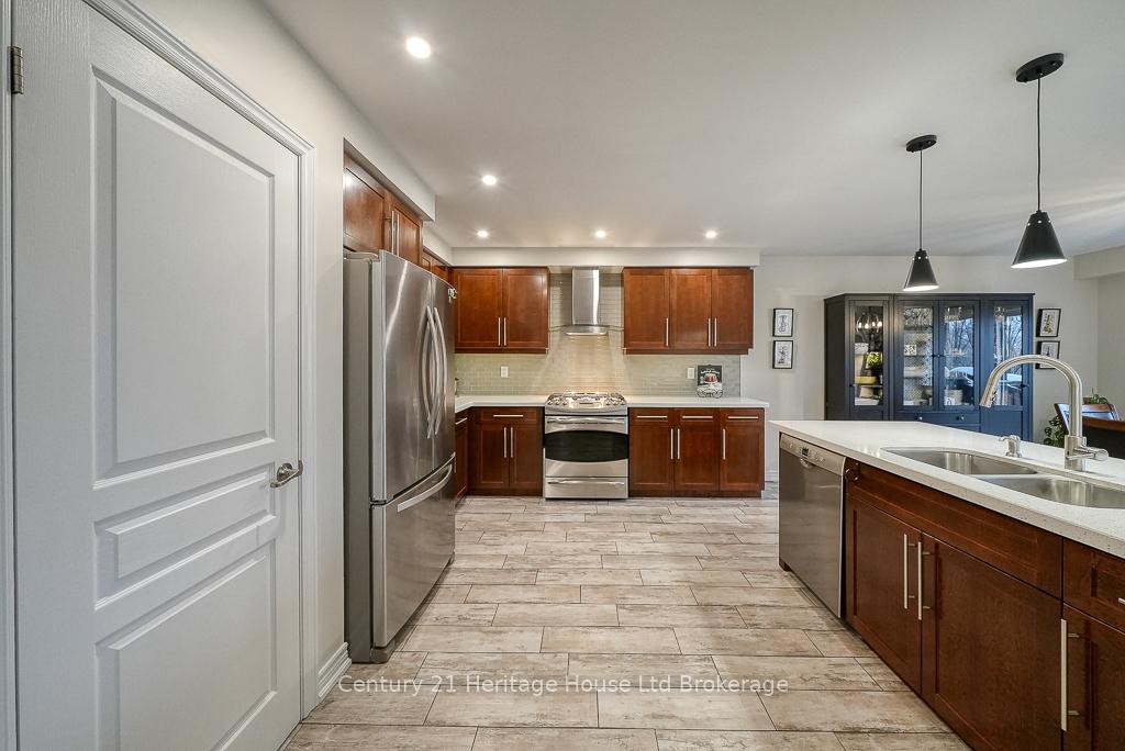 Photo 14 of 703 Robert Ferrie Drive, Kitchener — HOMEH