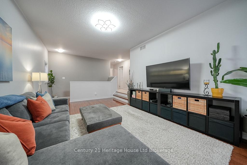 Photo 17 of 703 Robert Ferrie Drive, Kitchener — HOMEH