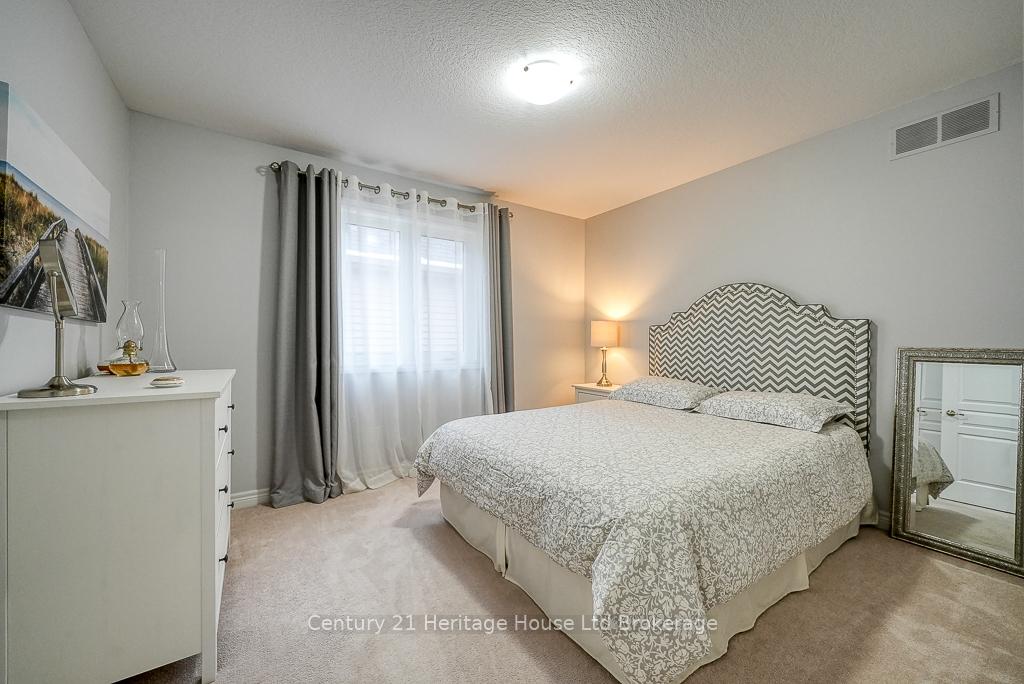 Photo 19 of 703 Robert Ferrie Drive, Kitchener — HOMEH