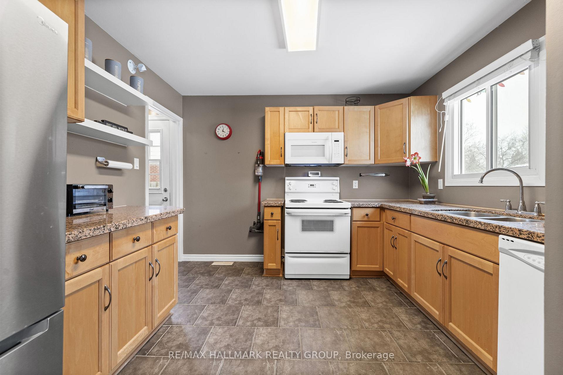 Photo 8 of 40 Morton Drive, Ottawa, Kanata - Glencairn/Hazeldean — HOMEH