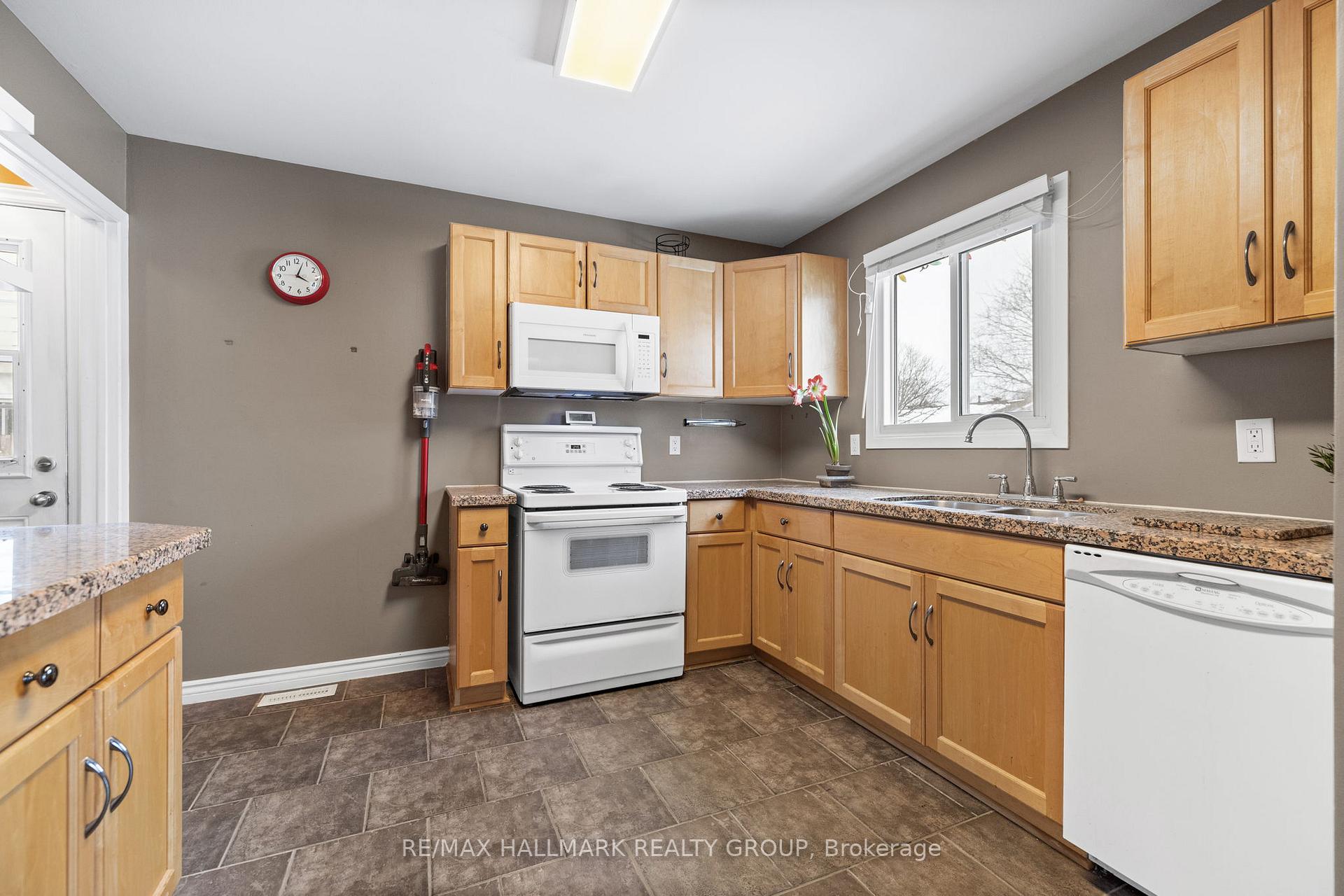 Photo 10 of 40 Morton Drive, Ottawa, Kanata - Glencairn/Hazeldean — HOMEH