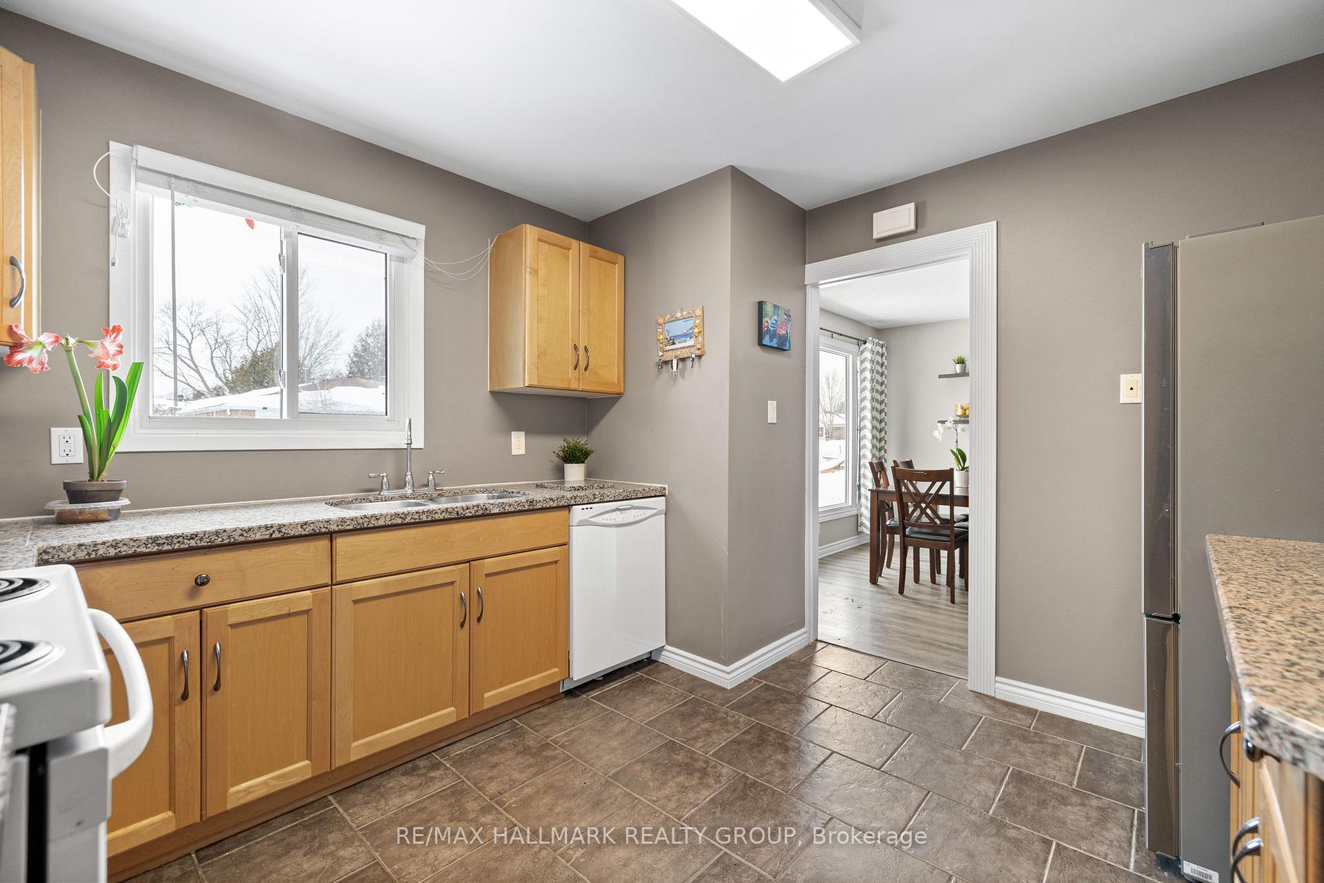 Photo 11 of 40 Morton Drive, Ottawa, Kanata - Glencairn/Hazeldean — HOMEH