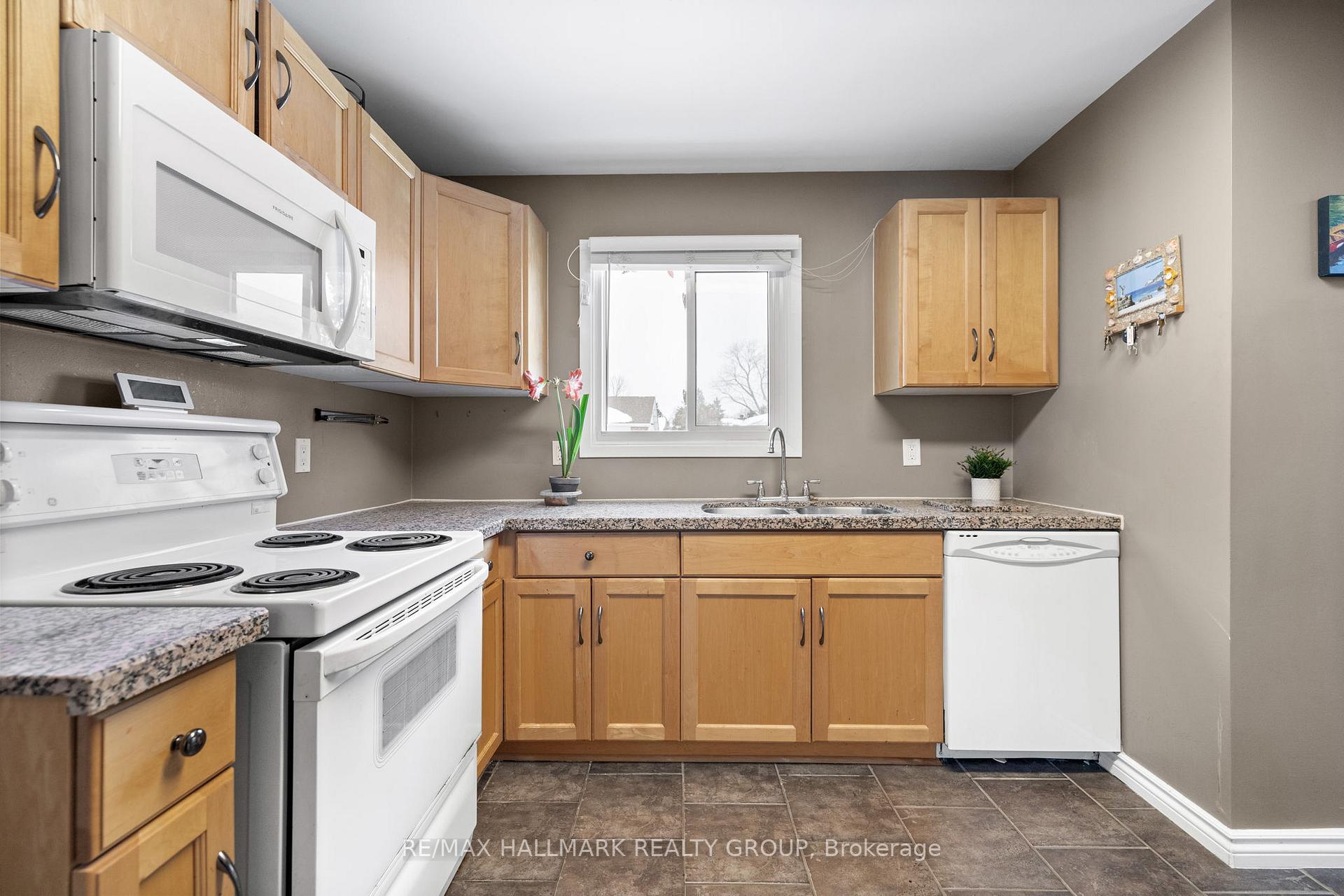 Photo 13 of 40 Morton Drive, Ottawa, Kanata - Glencairn/Hazeldean — HOMEH
