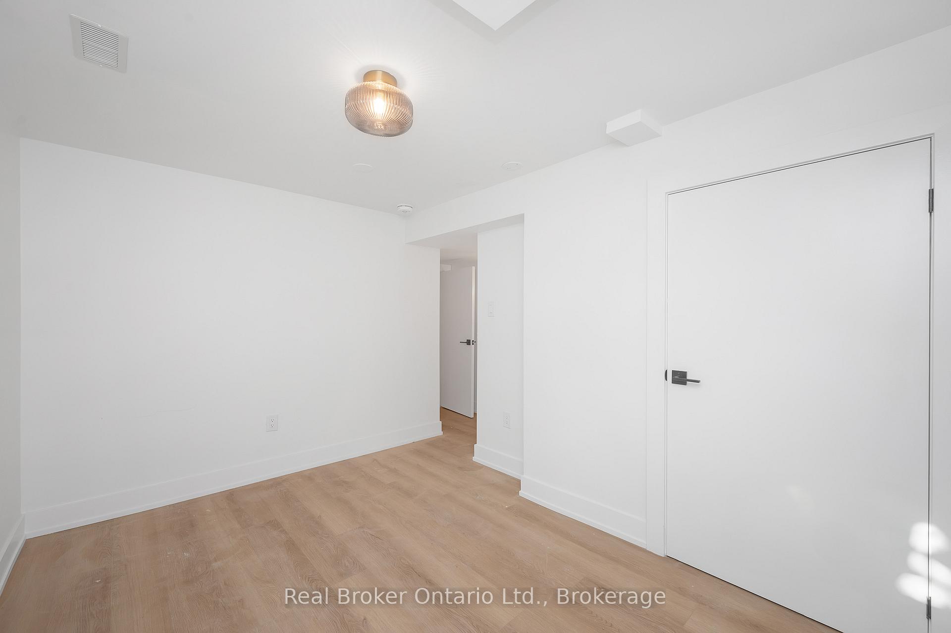 Photo 14 of Unit Lower, 39 WESTMINSTER (Lower Unit) Avenue, Hamilton, Westcliffe — HOMEH