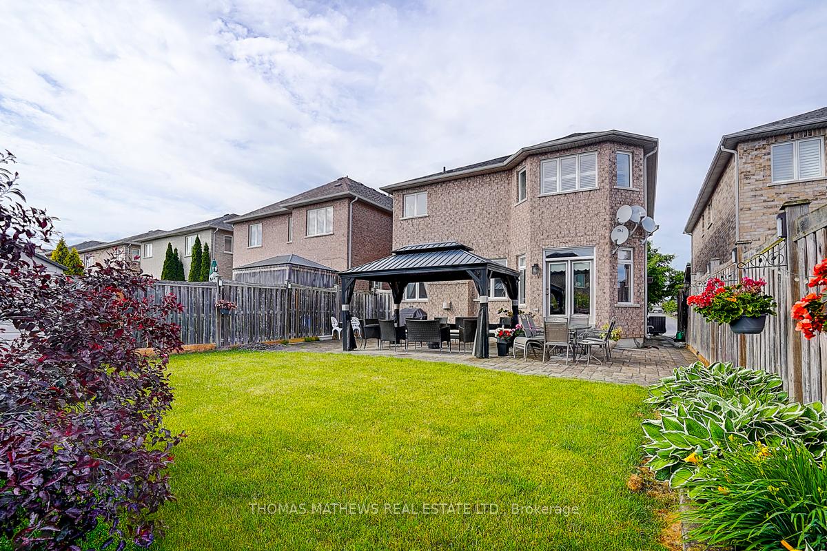 Photo 4 of 70 Reginald Lamb Crescent, Markham, Box Grove — HOMEH