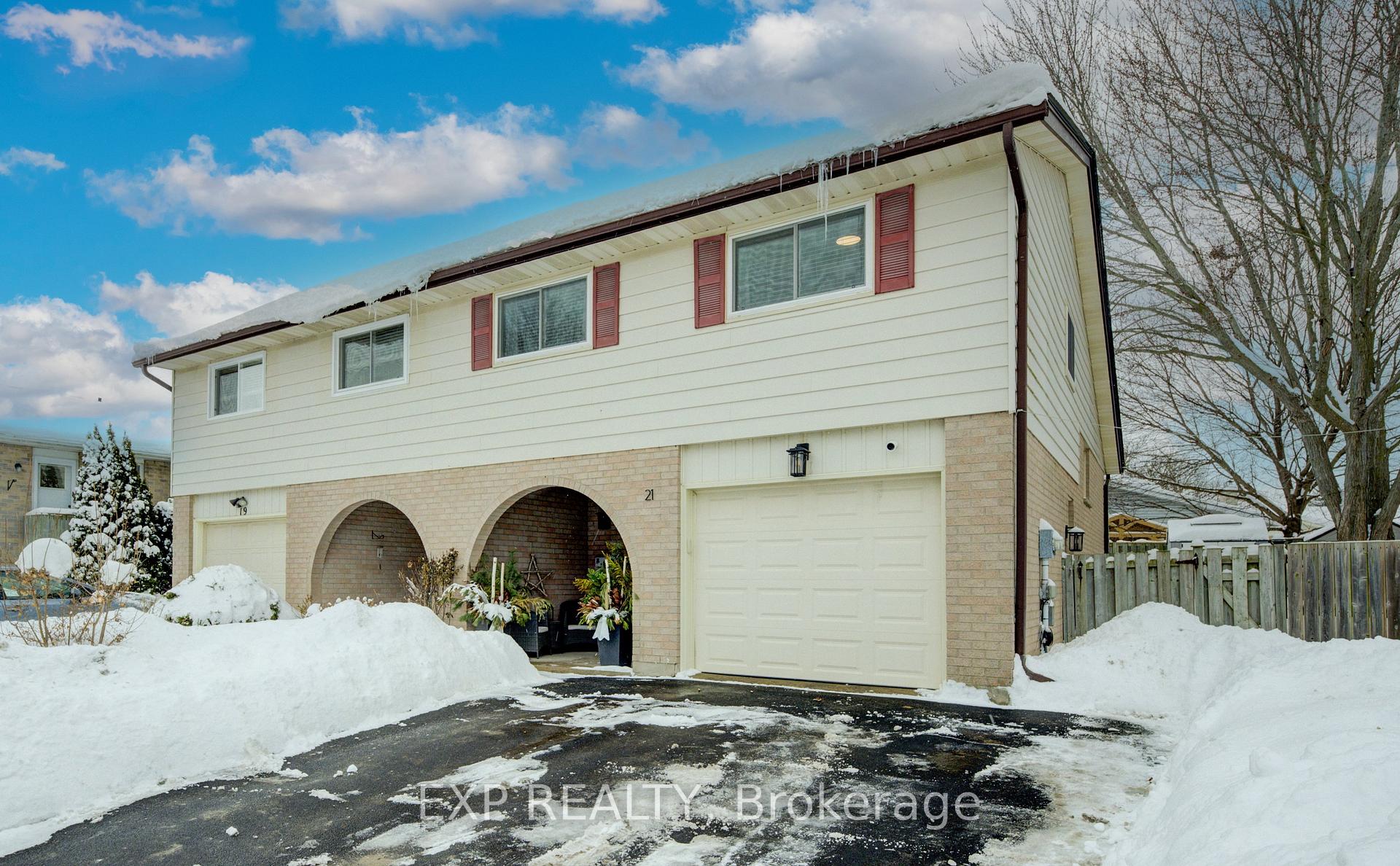 Photo 2 of 21 Highcroft Court, Kitchener — HOMEH