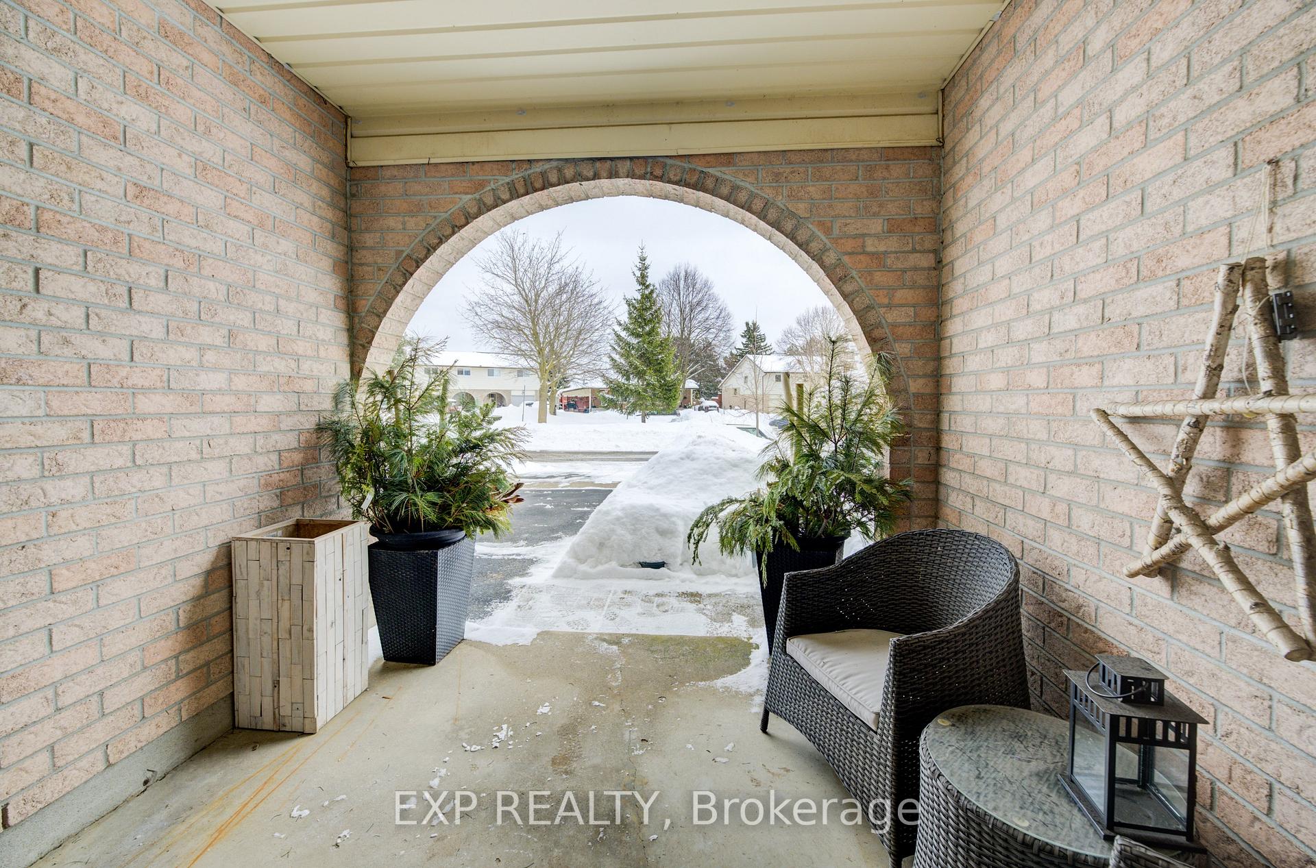 Photo 5 of 21 Highcroft Court, Kitchener — HOMEH