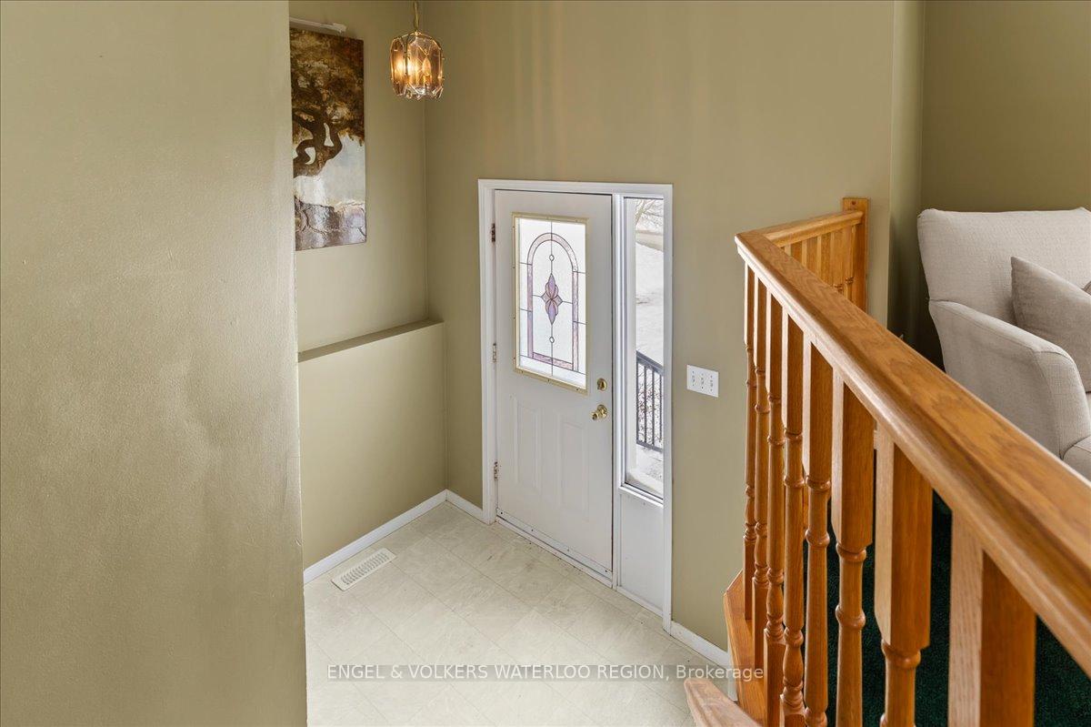 Photo 4 of 17 Westmeadow Drive, Kitchener — HOMEH