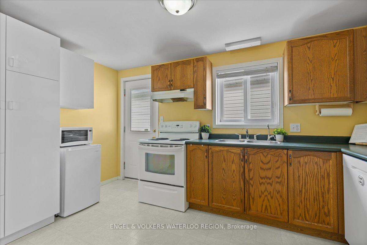 Photo 10 of 17 Westmeadow Drive, Kitchener — HOMEH