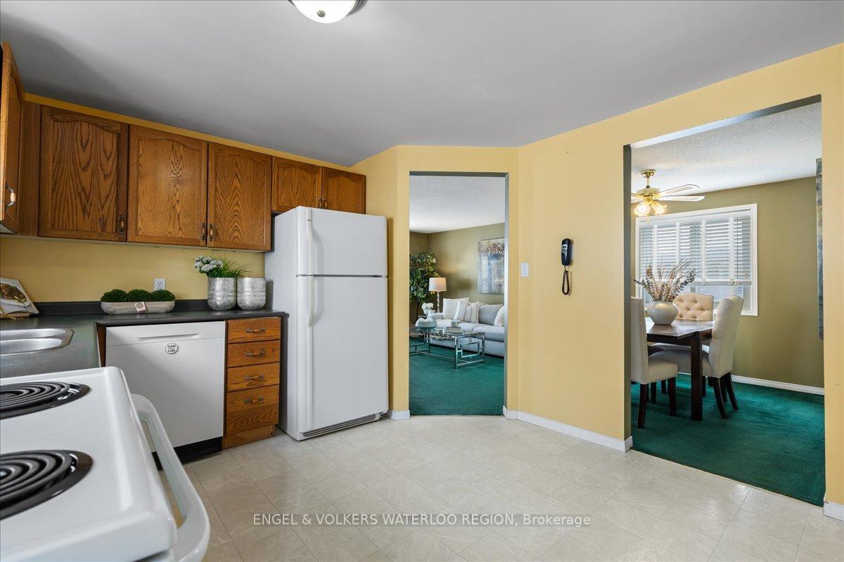 Photo 11 of 17 Westmeadow Drive, Kitchener — HOMEH