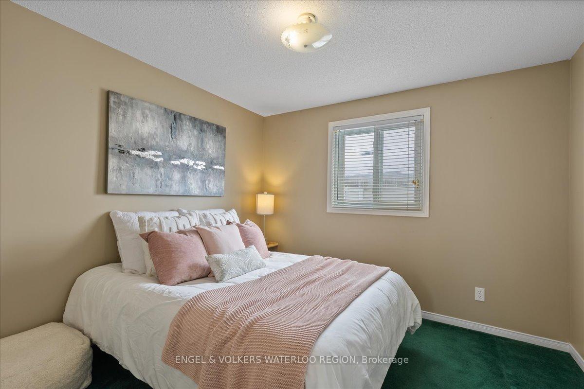 Photo 12 of 17 Westmeadow Drive, Kitchener — HOMEH