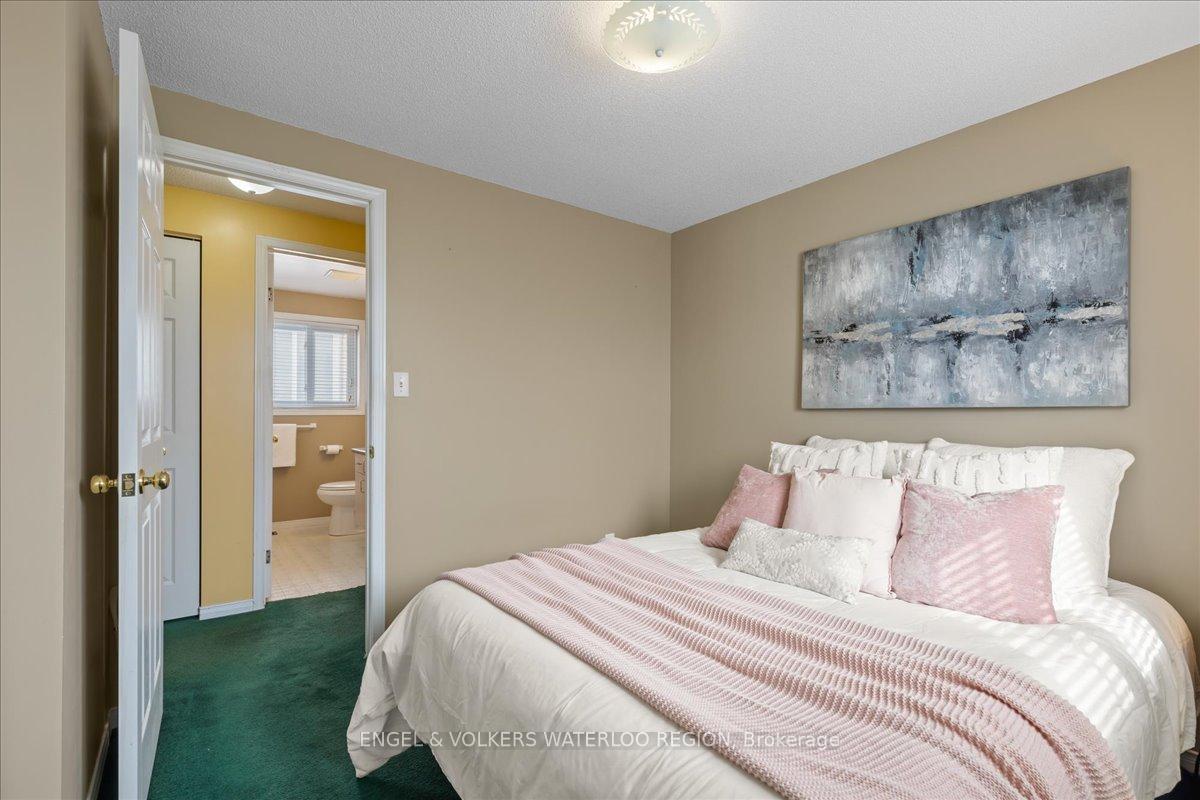 Photo 13 of 17 Westmeadow Drive, Kitchener — HOMEH