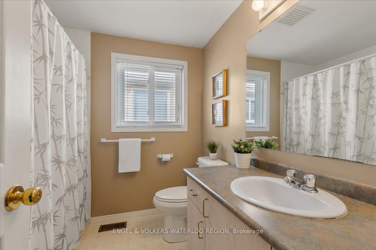 Photo 18 of 17 Westmeadow Drive, Kitchener — HOMEH