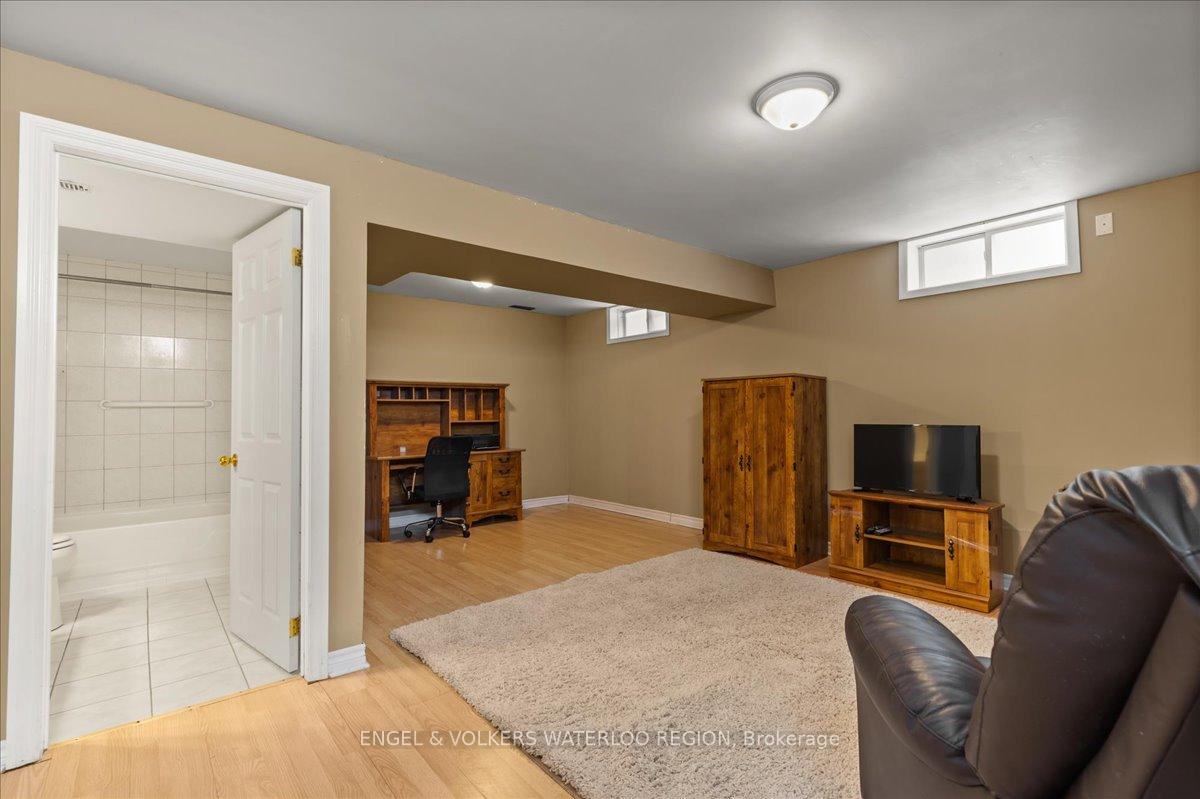 Photo 21 of 17 Westmeadow Drive, Kitchener — HOMEH