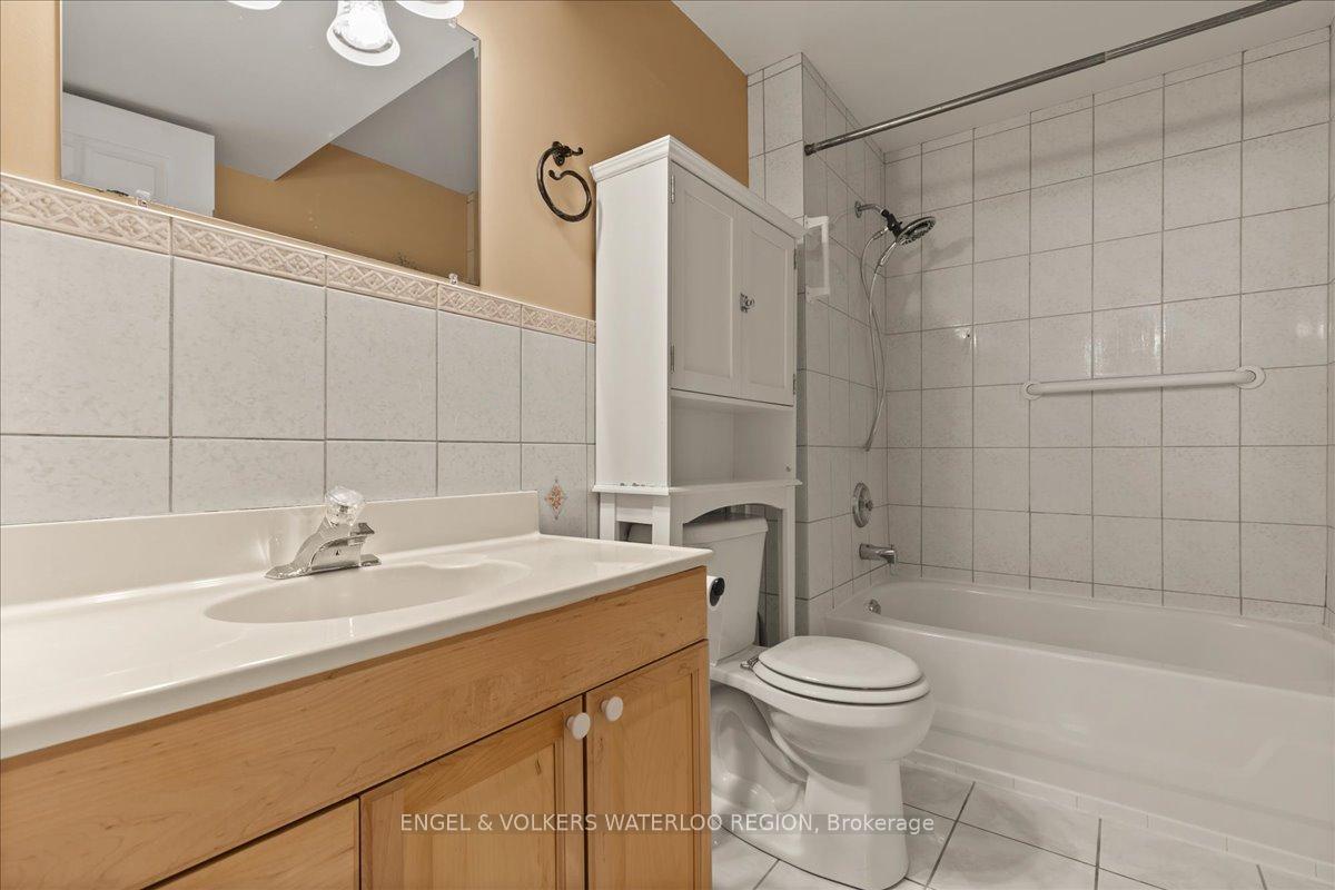 Photo 24 of 17 Westmeadow Drive, Kitchener — HOMEH