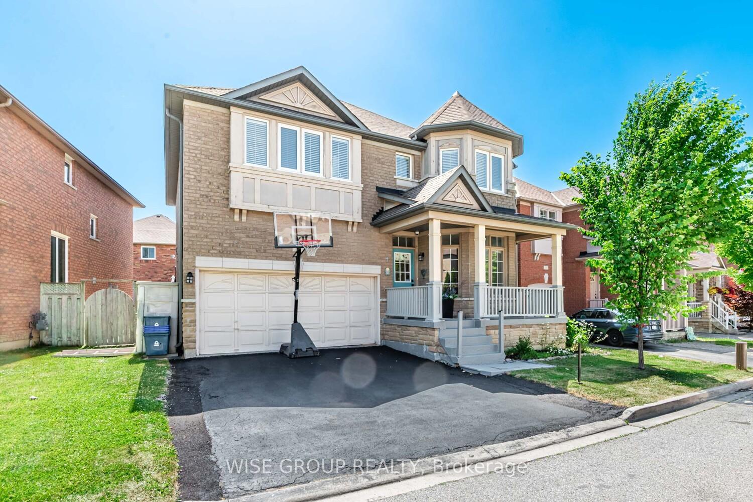 Photo 2 of 8 Crawford Street, Markham, Berczy — HOMEH
