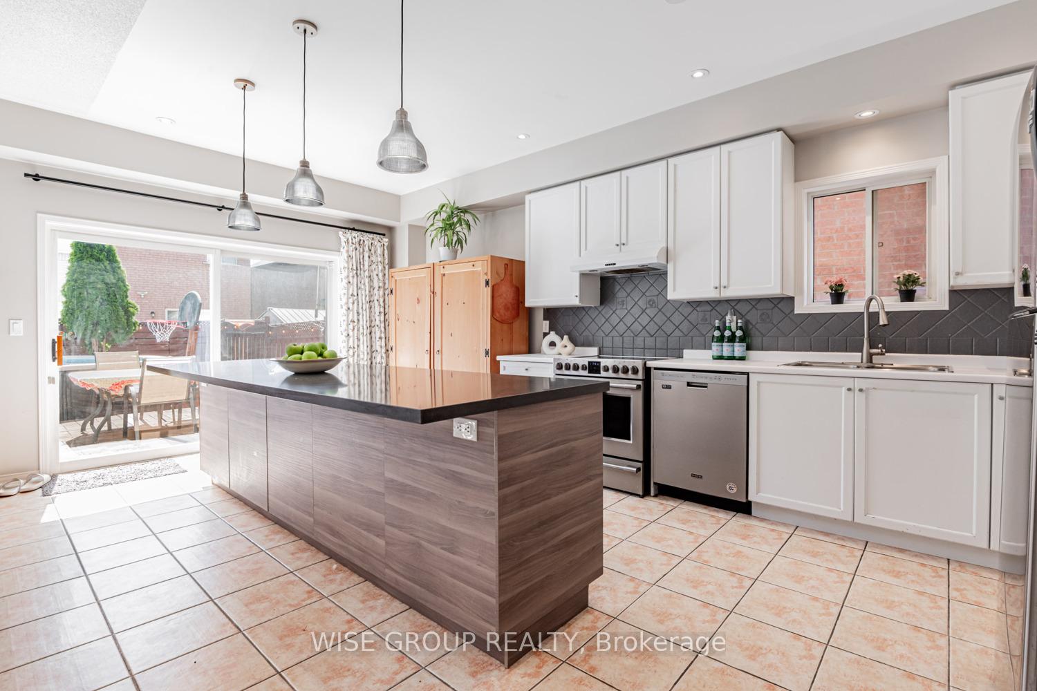 Photo 10 of 8 Crawford Street, Markham, Berczy — HOMEH