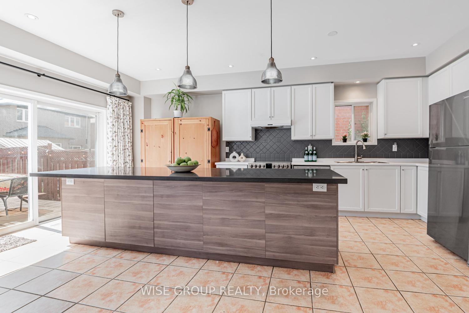 Photo 11 of 8 Crawford Street, Markham, Berczy — HOMEH
