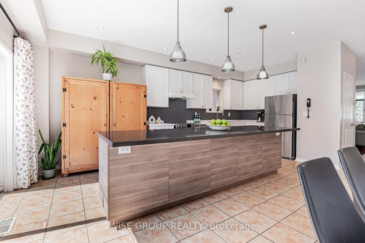Photo 12 of 8 Crawford Street, Markham, Berczy — HOMEH