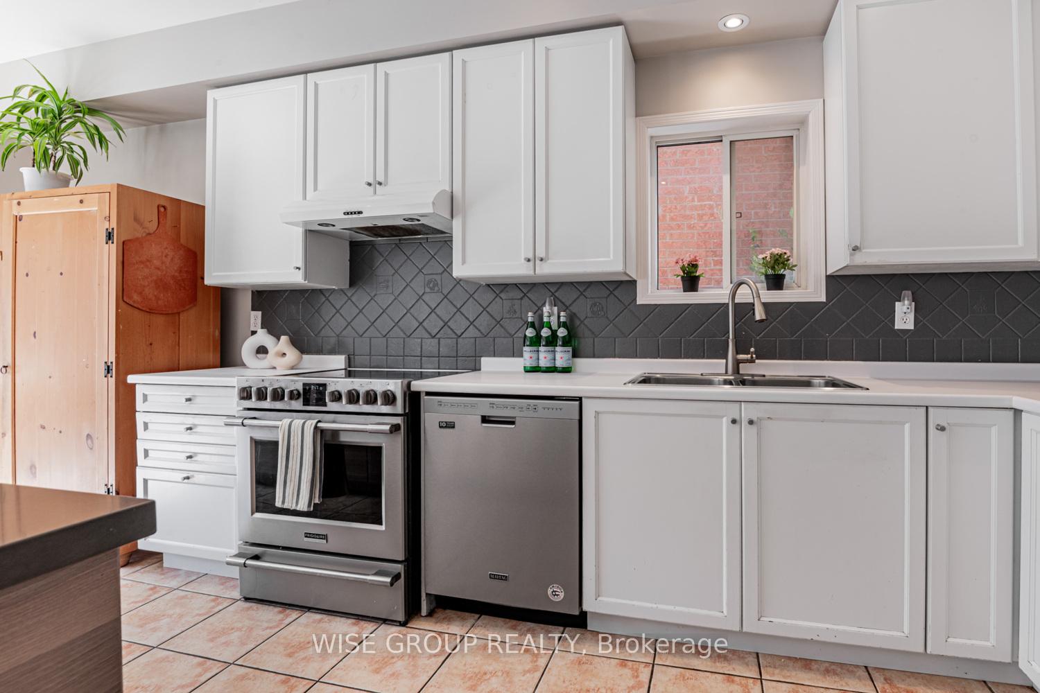 Photo 13 of 8 Crawford Street, Markham, Berczy — HOMEH