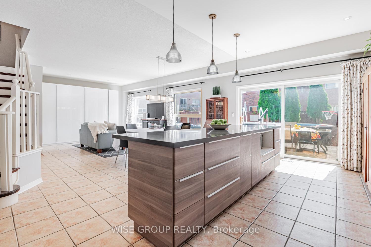 Photo 14 of 8 Crawford Street, Markham, Berczy — HOMEH