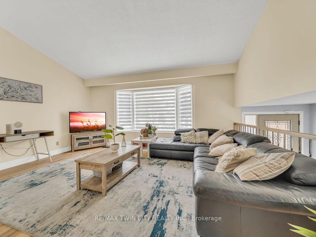 Photo 5 of 58 Autumn Hill Crescent, Kitchener — HOMEH