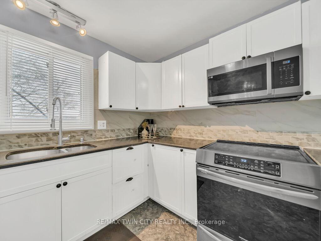 Photo 10 of 58 Autumn Hill Crescent, Kitchener — HOMEH
