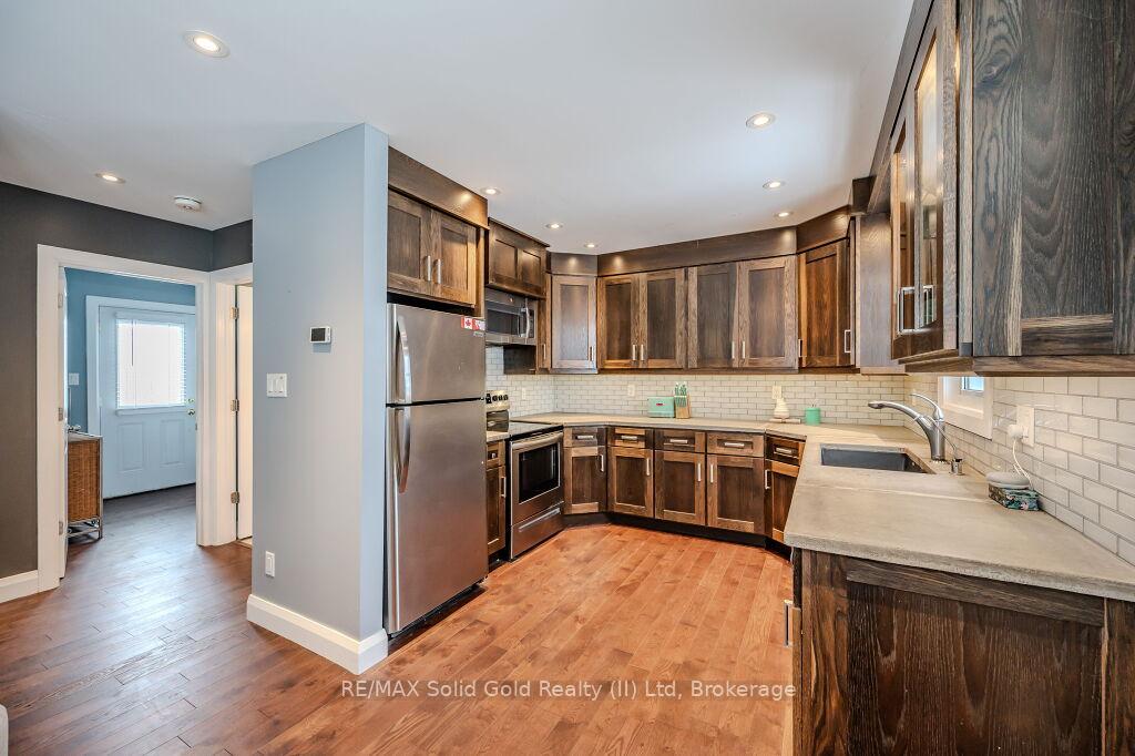 Photo 9 of 25 Hett Avenue, Kitchener — HOMEH