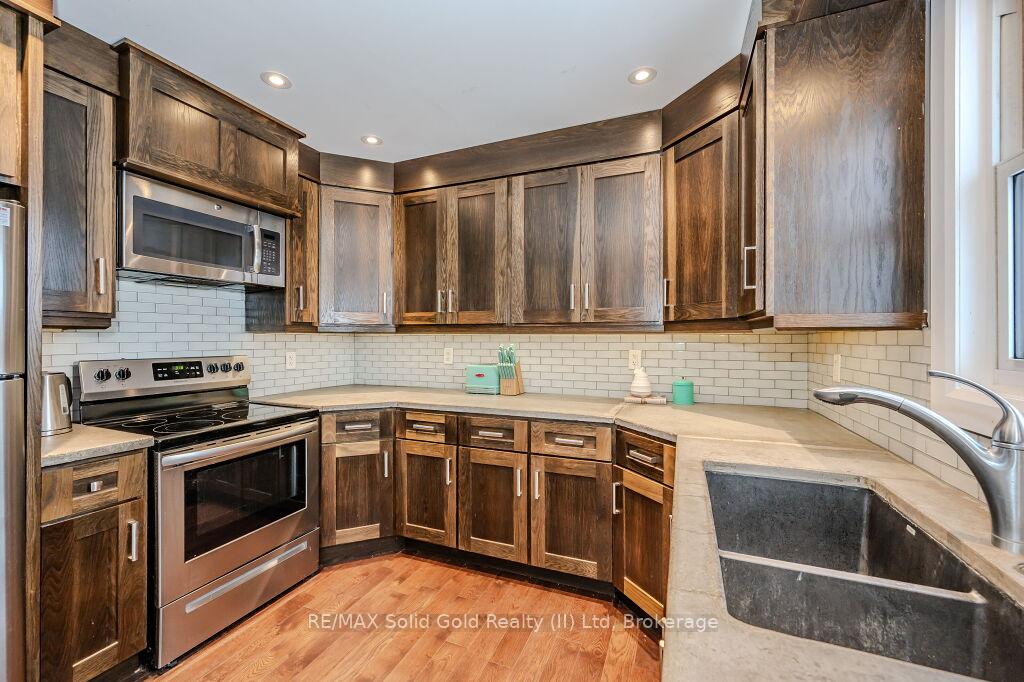 Photo 11 of 25 Hett Avenue, Kitchener — HOMEH