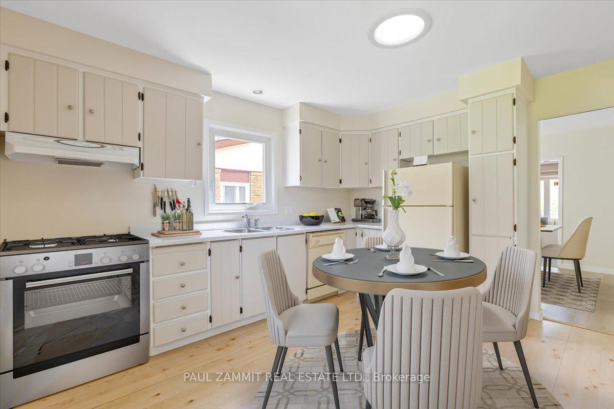 Photo 5 of 30 Breckonwood Crescent, Markham, Aileen-Willowbrook — HOMEH