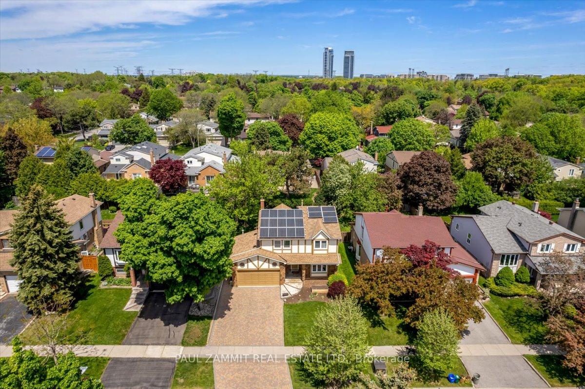 Photo 17 of 30 Breckonwood Crescent, Markham, Aileen-Willowbrook — HOMEH