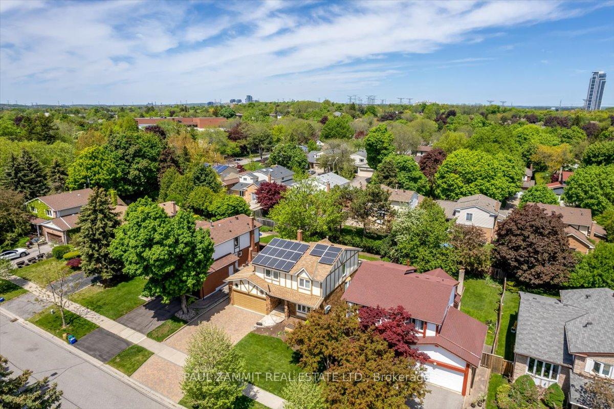 Photo 18 of 30 Breckonwood Crescent, Markham, Aileen-Willowbrook — HOMEH