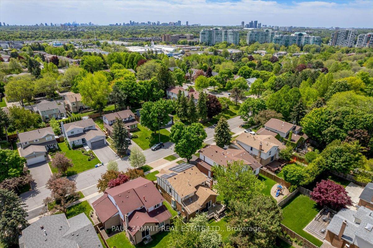 Photo 23 of 30 Breckonwood Crescent, Markham, Aileen-Willowbrook — HOMEH