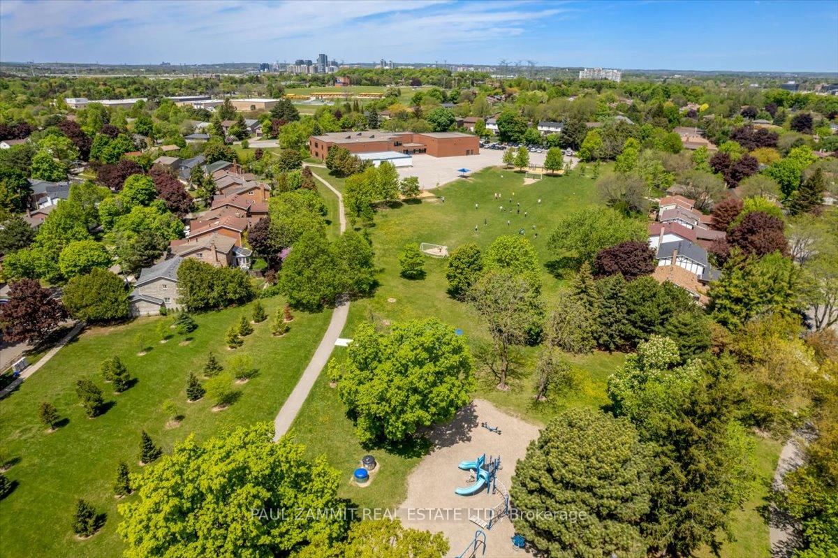 Photo 24 of 30 Breckonwood Crescent, Markham, Aileen-Willowbrook — HOMEH