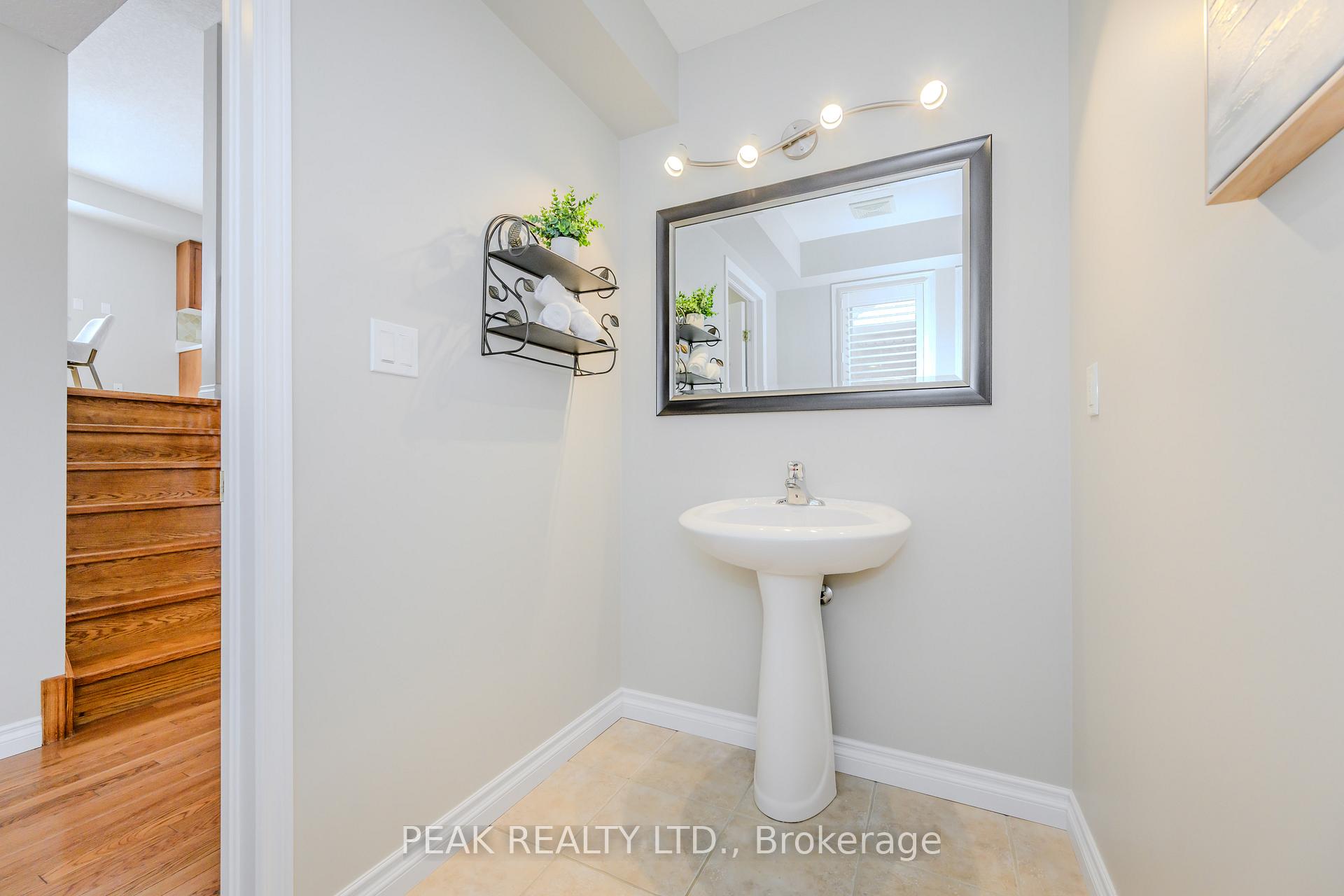 Photo 12 of 39 Winding Meadow Court, Kitchener — HOMEH