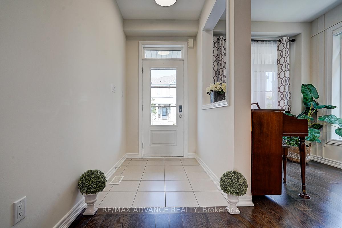 Photo 2 of 24 Decast Crescent, Markham, Box Grove — HOMEH