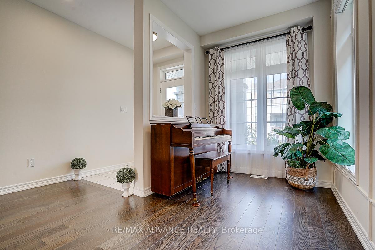 Photo 3 of 24 Decast Crescent, Markham, Box Grove — HOMEH