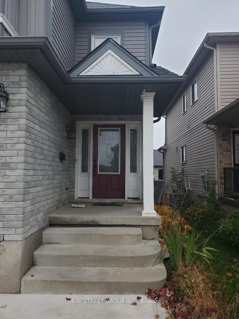 Photo 2 of 260 Lemon Grass Crescent, Kitchener, Highland West — HOMEH