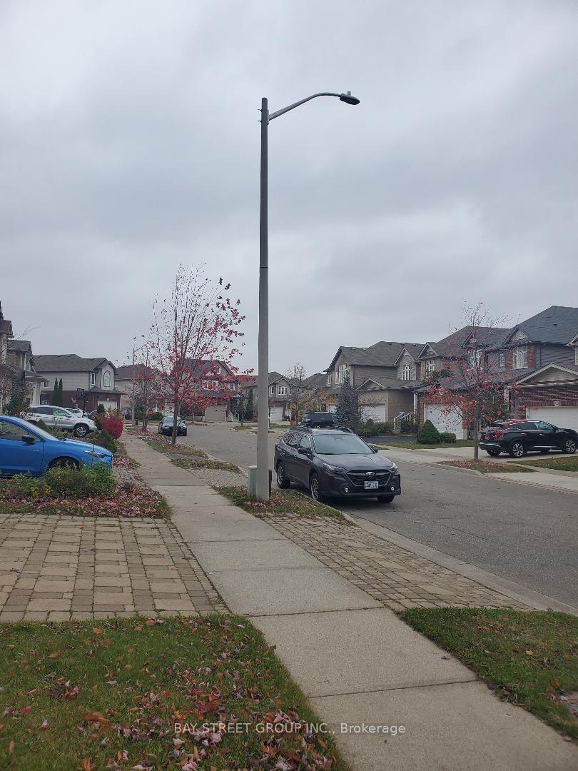Photo 3 of 260 Lemon Grass Crescent, Kitchener, Highland West — HOMEH