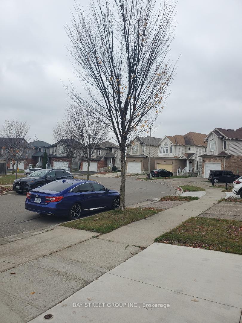Photo 4 of 260 Lemon Grass Crescent, Kitchener, Highland West — HOMEH