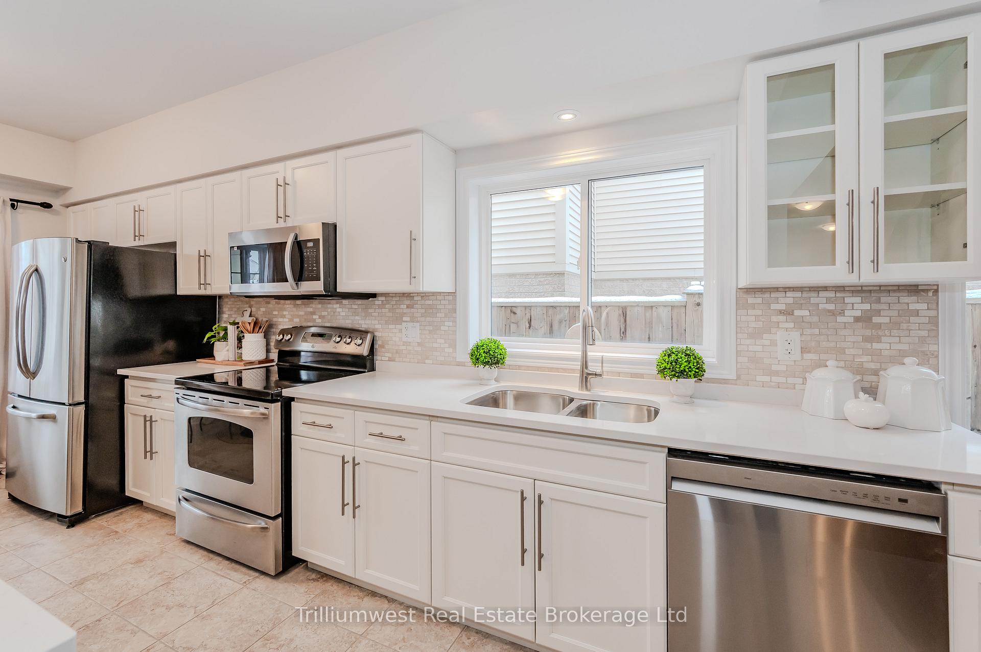 Photo 7 of 760 Robert Ferrie Drive, Kitchener — HOMEH