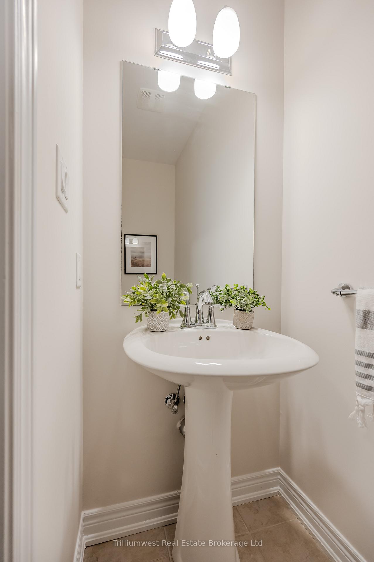 Photo 16 of 760 Robert Ferrie Drive, Kitchener — HOMEH