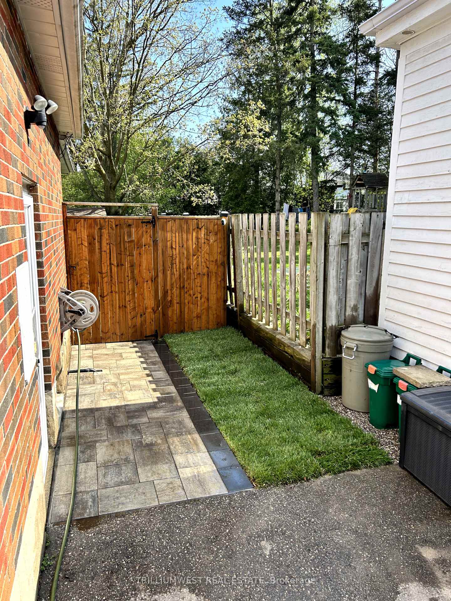 Photo 43 of 1139 Queens Boulevard, Kitchener — HOMEH