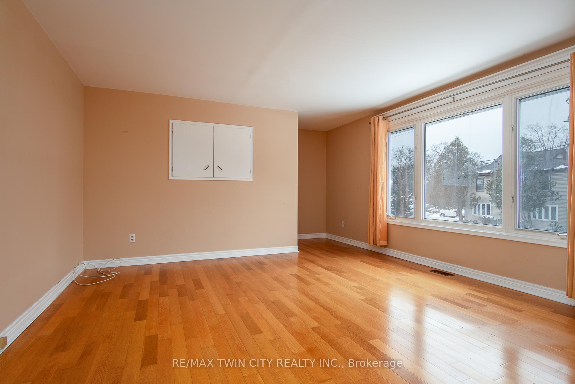 Photo 11 of 21 Bridge Street E, Kitchener — HOMEH