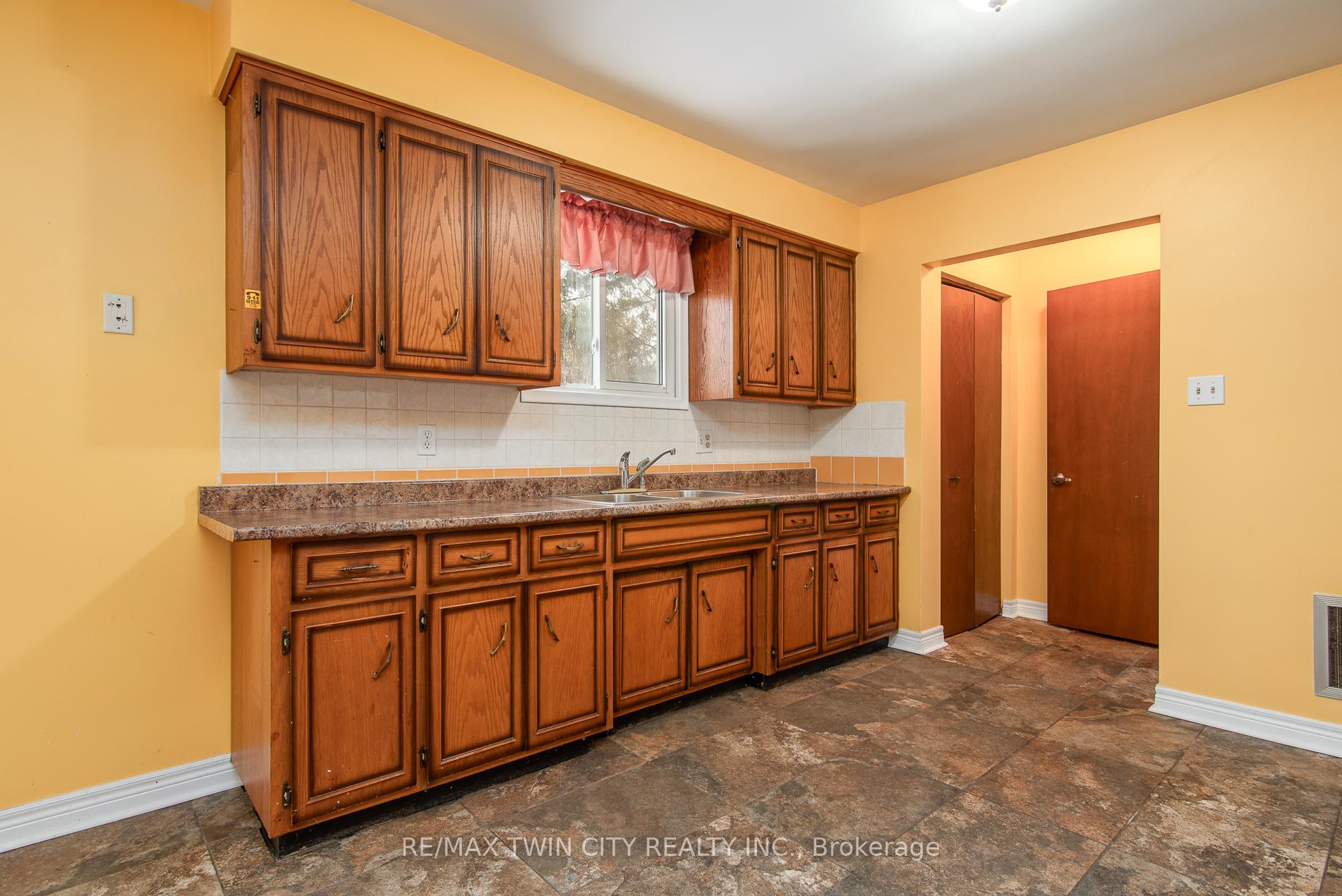 Photo 18 of 21 Bridge Street E, Kitchener — HOMEH