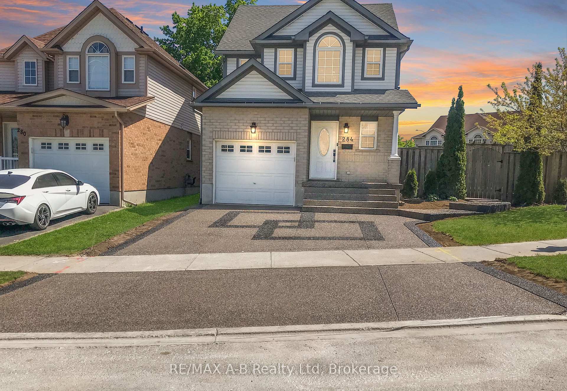 Photo 2 of 284 Bridlewreath Street, Kitchener — HOMEH
