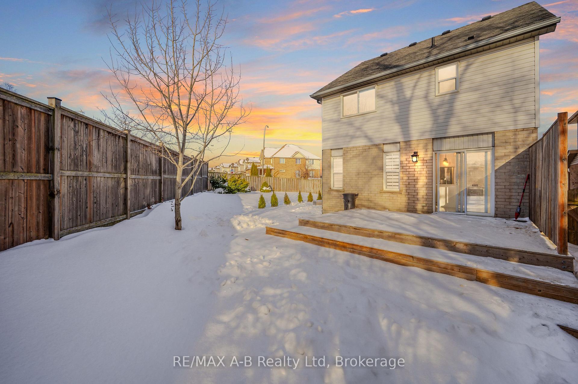 Photo 3 of 284 Bridlewreath Street, Kitchener — HOMEH